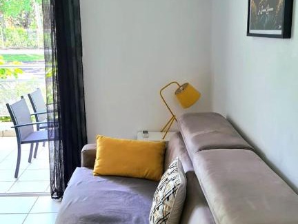 La Possession Apartment | Studio moderne, centre-ville, au calme, parking privé