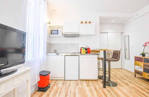 Baille Apartment | Studio neuf avec A/C proche Castellane et métro