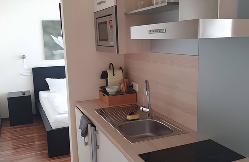 Illertissen Apartment | Studio 'Nr 1' with Balcony and Wi-Fi