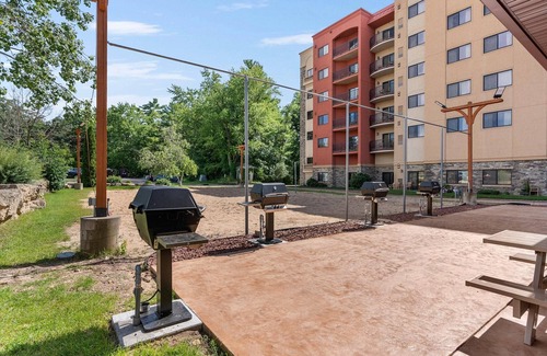 Wisconsin Dells Condo | Studio on the Green - Remodeled 2-Bed, Walk to Attractions