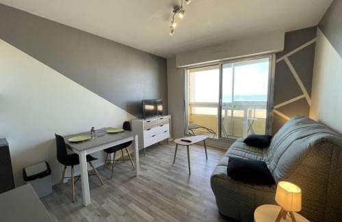 Saint-Jean-de-Monts Apartment | Studio rénové, 2 couchages, mer, commerces, 6e étage, TV, balcon, animaux admis - FR-1-224C-138