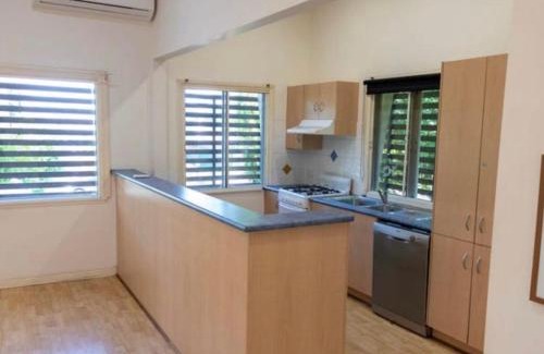 Woolloongabba House | Studio room ensuite bathroom Brisbane City near Kangaroo Point and Gabba Cricket stadium