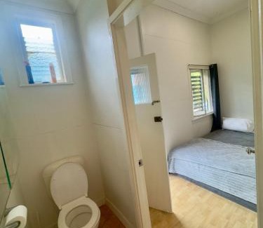 Woolloongabba House | Studio room ensuite bathroom Brisbane City near Kangaroo Point and Gabba Cricket stadium