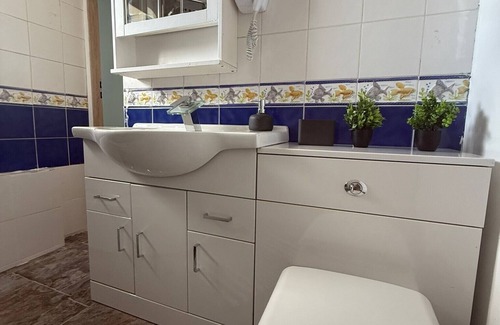 Birmingham Apartment | Studio- Sleeps 2- Free WiFi- Luxury Shower