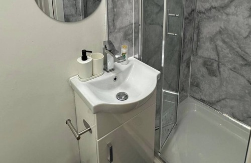 Queen's Park Apartment | Studio - Sleeps 2 - Parking - Close to Paddington