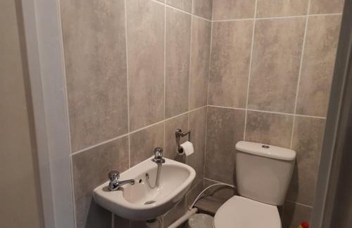 Winterton-on-Sea Apartment | Studio Sleeps 2 with On-site Parking