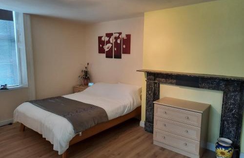 Winterton-on-Sea Apartment | Studio Sleeps 2 with On-site Parking