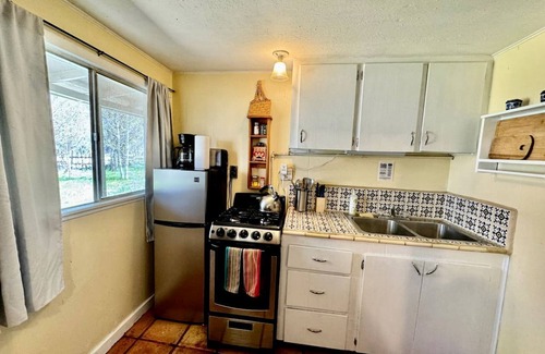 San Cristobal House | Studio-Style Log Cabin near Carson National Forest, New Mexico