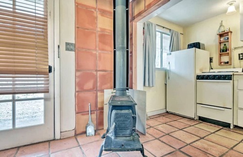 San Cristobal House | Studio-Style Log Cabin near Carson National Forest, New Mexico