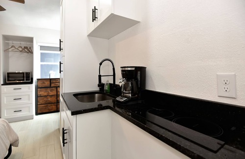 Daytona Beach Shores Apartment | Studio Suite Queen bed Kitchen Walk in Shower 3