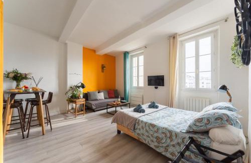 Hotel-de-Ville Apartment | STUDIO VIEUX-PORT VUE BASILIQUE NOTRE-DAME