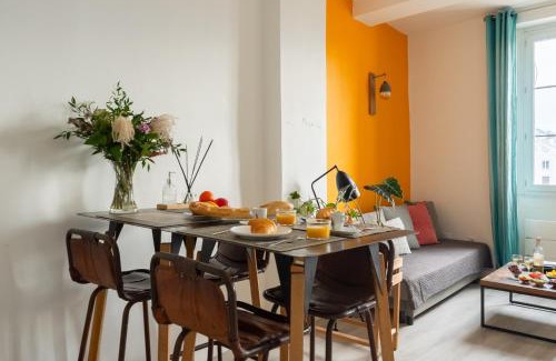 Hotel-de-Ville Apartment | STUDIO VIEUX-PORT VUE BASILIQUE NOTRE-DAME