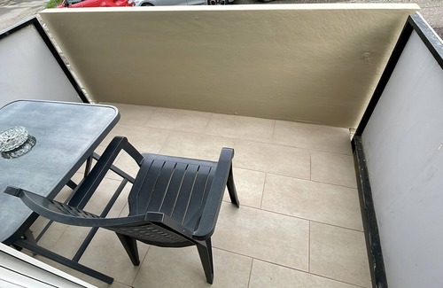 Leonberg Apartment | Studio with balcony and a sofa