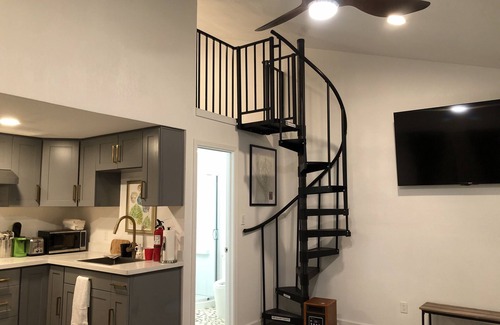 Vallejo House | Studio with one upper bed room