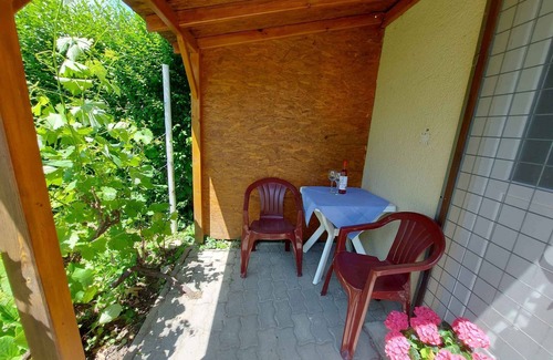 Balatonfoldvar Apartment | Studio with shady garden, washing machine and internet
