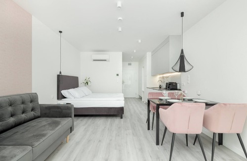 Uniescie Apartment | Studio With Swimming Pool by Renters