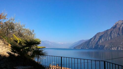 Riva di Solto Apartment | Studio Zu - Lakeside Apartment