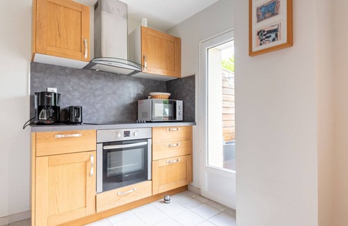 Commes House | Stunning private villa for 4 guests with WIFI, TV, terrace and pets allowed