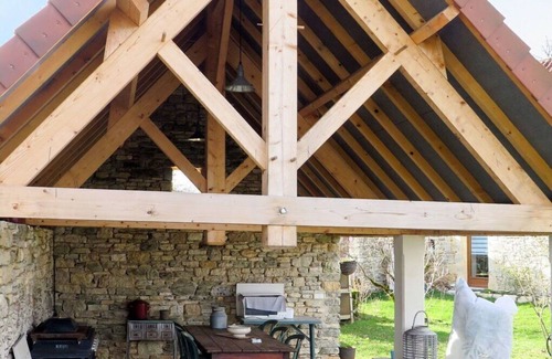 Saint-Chamarand Villa | Stunning private villa for 6 guests with TV, terrace and parking