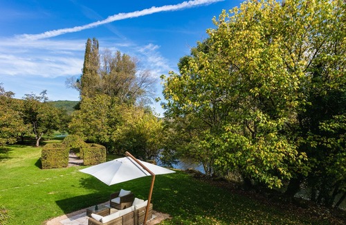 Carlux House | Stunning 2-Bed restored House privert river view