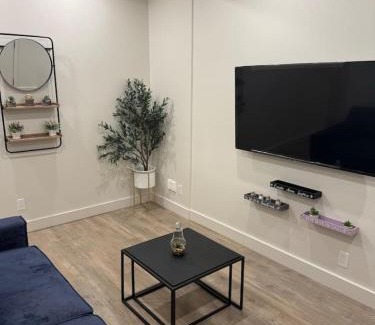 Cote-Des-Neiges—Notre-Dame-De-Grace Apartment | Stunning 3-Bedroom Home in MTL NDG