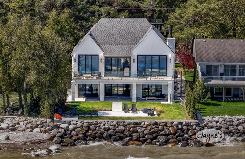 Thornbury House | Stunning 4 bed 5 bath home on Georgian Bay in Thornbury