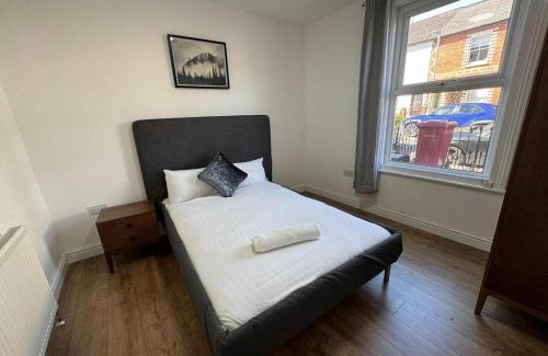 Reading House | Stunning 4 BED House for Contractors & Holiday Makers