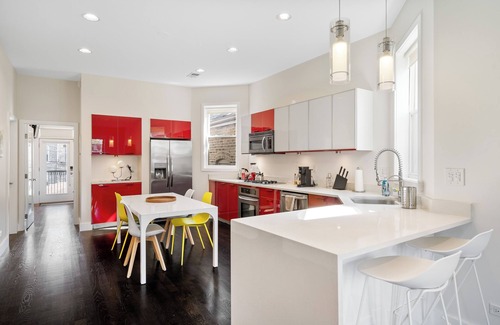 West Town House | Stunning 4-bedroom 4-bath building in Wicker Park! + Parking