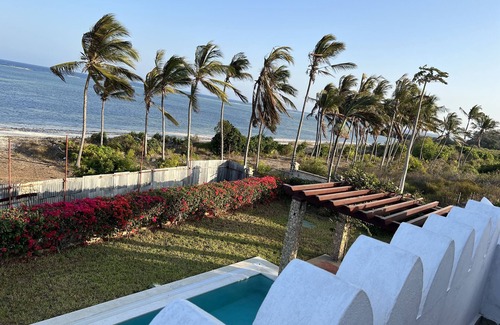 Mtwapa Villa | Stunning 5 Bedrooms Villa Directly On The Beach