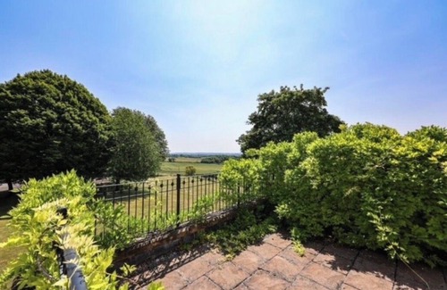 Saintbury House | Stunning 5 bed home close to Stratford with fantastic gardens/tennis court.