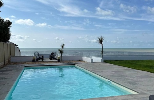 Cooden Villa | Stunning 8 bed Seaside Villa, Pool, Cinema, Bar, Private Beach. Sleeps 17