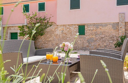 Drnis Apartment | Stunning apartment in Karalic with WiFi