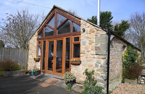 Woodhorn House | Stunning Barn Conversion next to Horse Field sleeps 10