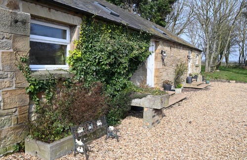 Woodhorn House | Stunning Barn Conversion next to Horse Field sleeps 10