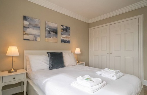West End Apartment | Stunning City Centre Apartment with Swimming Pool & Parking