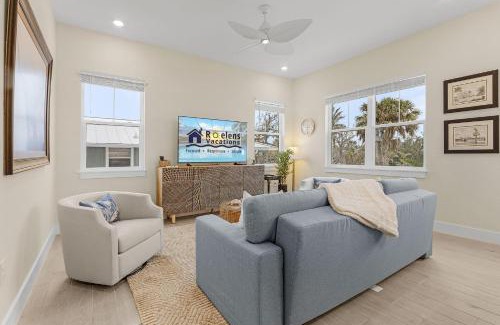 Fort Myers Beach House | Stunning - Close to the Beach, Heated Pool