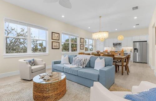 Fort Myers Beach House | Stunning - Close to the Beach, Heated Pool