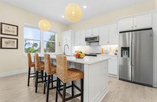 Fort Myers Beach House | Stunning - Close to the Beach, Heated Pool