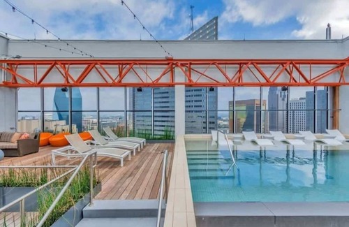 Downtown Dallas Apartment | Stunning CozySuites on Elm St. 10