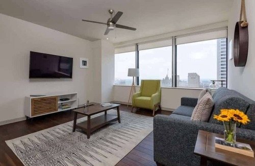 Downtown Dallas Apartment | Stunning CozySuites on Elm St. 10