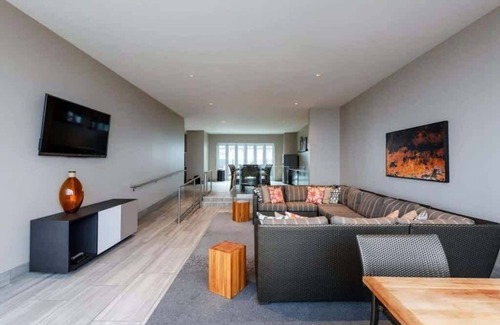 Downtown Dallas Apartment | Stunning CozySuites on Elm St. 10