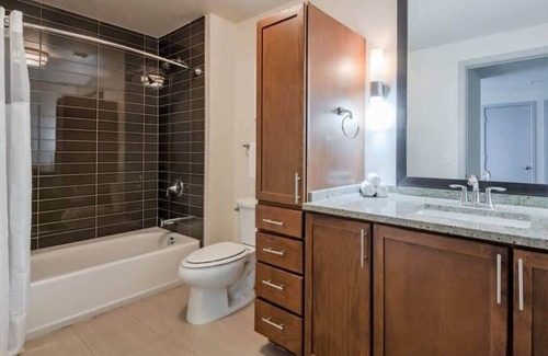 Downtown Dallas Apartment | Stunning CozySuites on Elm St. 10