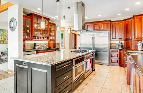 Orondo House | Stunning dog-friendly home with lovely patio/balcony & sunroom