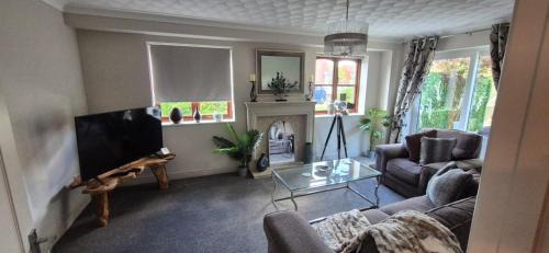 Worcester House | Stunning Fir Trees Corner 3 bedroom detached Executive house with free drive way parking for 2 vehicles 1 mile from M5 dogs welcome