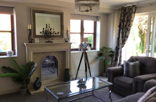 Worcester House | Stunning Fir Trees Corner 3 bedroom detached Executive house with free drive way parking for 2 vehicles 1 mile from M5 dogs welcome