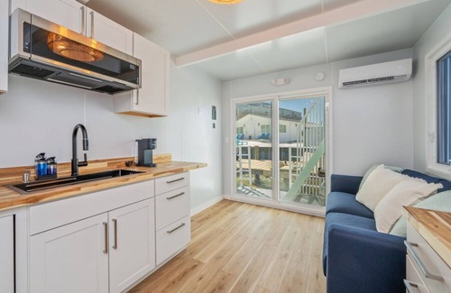 Fort Walton Beach Boat Rental | Stunning Floating House w/Pool Access