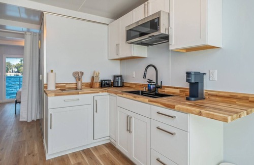 Fort Walton Beach Boat Rental | Stunning Floating House w/Pool Access