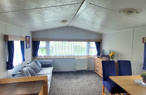 Chichester House | Stunning Holiday Home Beautiful Lakeside Views 15 Mins From Goodwood