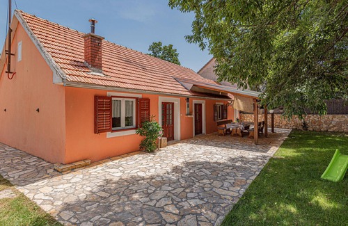 Drnis House | Stunning home in Siritovci with WiFi