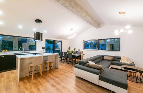 Split House | Stunning home in Srinjine with WiFi